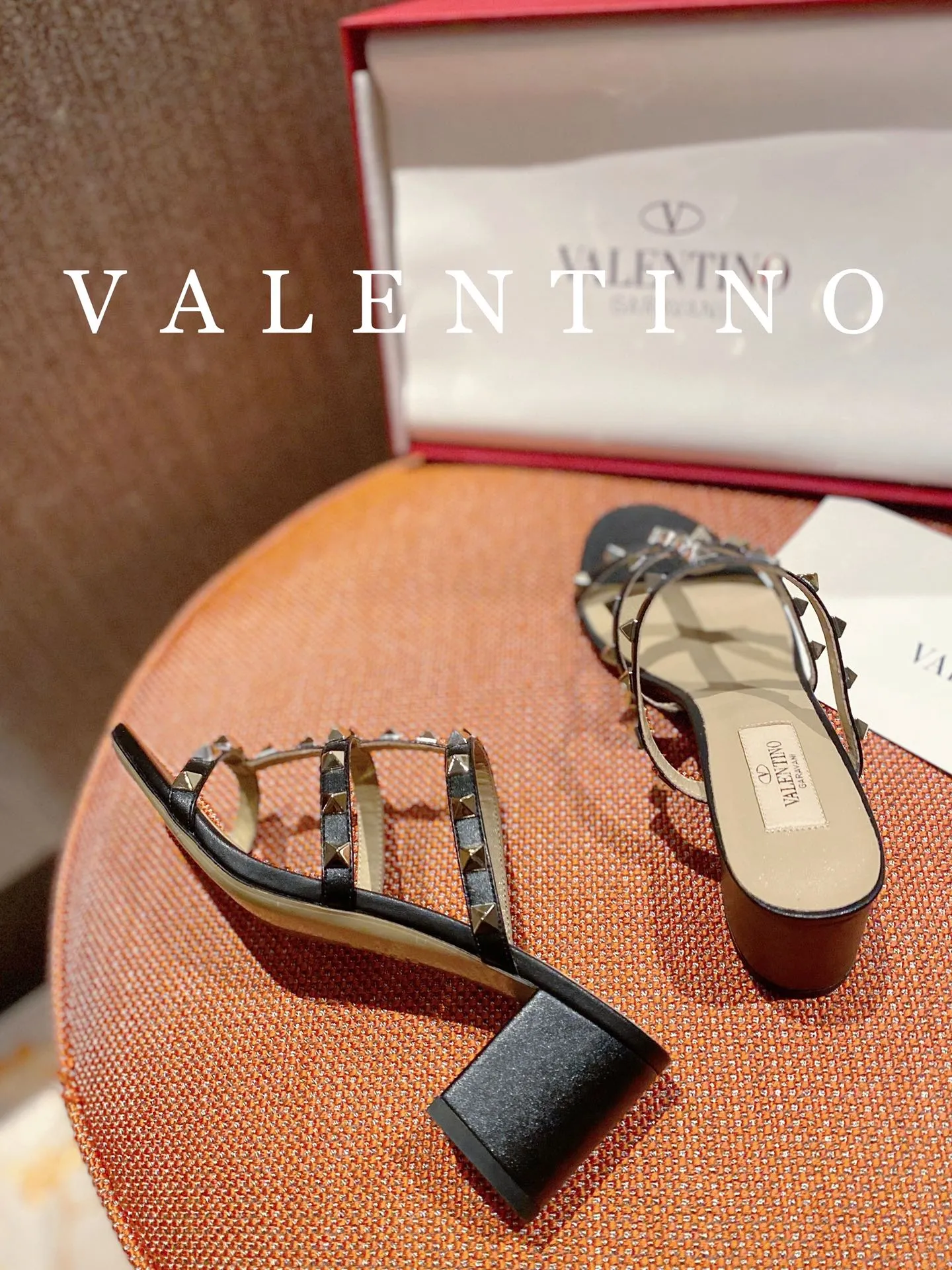👟👟Ex-factory price 440👟👟 Women's shoes, women's clothing, women's shoes, women's clothing, high-end quality 𝑉𝐴𝐿𝐸𝑁𝑇𝐼𝑁𝑂 Valentino ♡ͥ | Level 🔍 The classic King flip flops are also so beautiful The particularly high-quality hardware brings out a full sense of high-end. After putting it on your feet, you will be stunned and look super slim! The new season lives up to expectations! Worth buying ★Imported cowhide is absolutely high-grade ❥Original method is absolutely sensual ❥Elegant style creates a different feeling🙈 Simple temperament style!  ♡ show bdetails ———————————— ⊿��: Size｜35-40 (customized at 40.41.42) ⊿▸: Material｜Imported cowhide ⊿▸: Material | Padded sheepskin ⊿▸: Material | Italian🇮🇹 genuine leather outsole ⊿▸: Heel height｜6cm